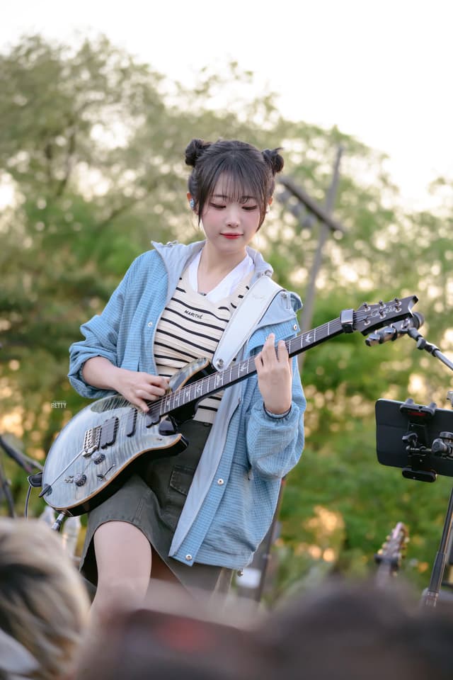 [4K] Hina busking